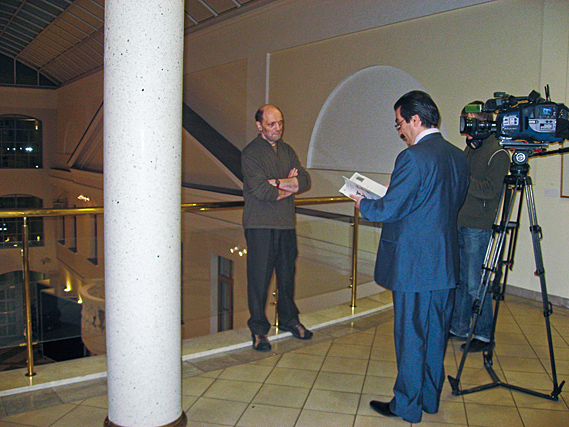 Leon Steinmetz at his exhibit